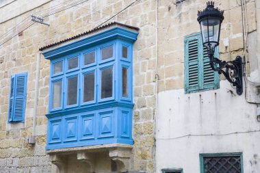 Geleneksel, ahşap balkon ve taş cephe, Gozo, Malta mimarisi için tipik ayrıntıları