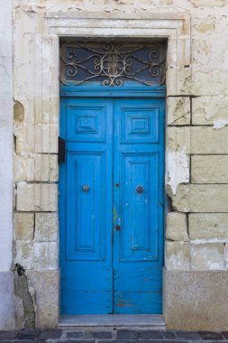 Malta'da binadan geleneksel ön kapı yönü göster