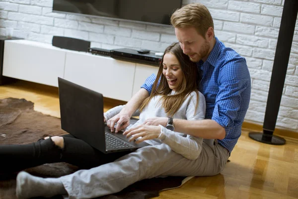 Close Jong Stel Met Behulp Van Laptop Zittend Vloer Woonkamer — Stockfoto