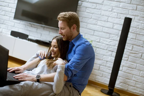 Close View Young Couple Using Laptop While Sitting Floor Living — Stock Photo, Image