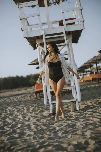 Mujer Joven Posando Playa —  Fotos de Stock