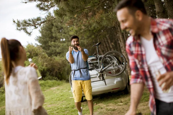 Groep Jongeren Genieten Van Barbecue Partij Natuur — Stockfoto