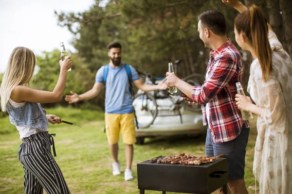 Groupe Jeunes Profitant Une Fête Barbecue Dans Nature — Photo