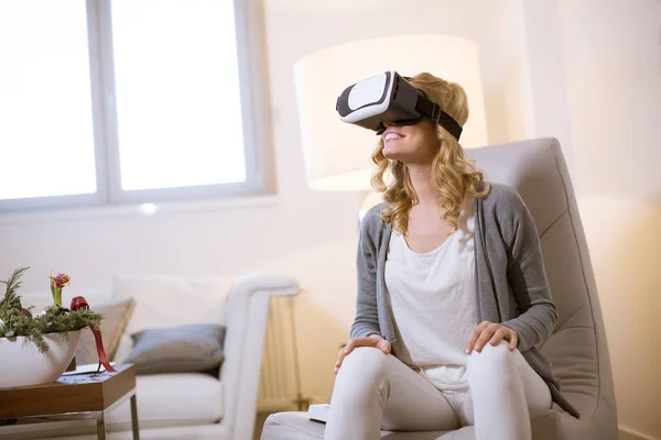 Pretty Young Woman Wearing Virtual Reality Goggles Room — Stock Photo, Image
