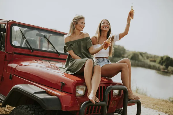 Atractivas Mujeres Jóvenes Que Divierten Sientan Coche Convertible Por Río —  Fotos de Stock