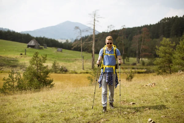 Young Hiker Enjoys Sunny Day Mountain Walking — Stock Photo, Image