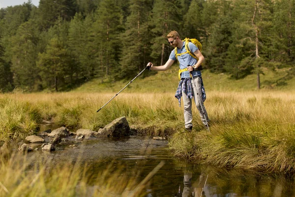 Redhair Young Man Crosses Mountain Stream Hiking Sunny Day — Stock Photo, Image