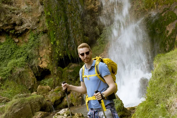 Beau Jeune Randonneur Arrêté Côté Une Cascade Montagne Pour Reposer — Photo