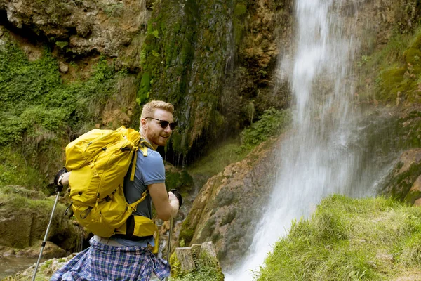 Красивый Молодой Турист Остановился Горного Водопада Отдохнуть — стоковое фото