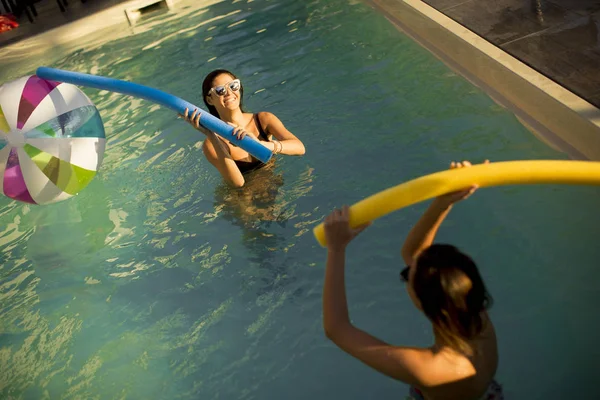 Mujeres Jóvenes Divirtiéndose Con Fideos Piscina Caluroso Día Verano — Foto de Stock