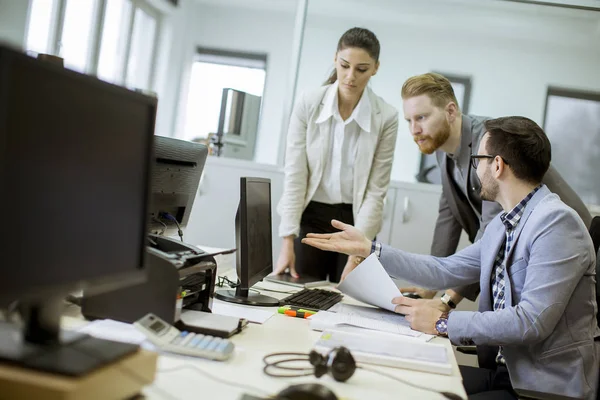 Grupp Unga Människor Som Arbetar Inom Det Moderna Kontoret — Stockfoto