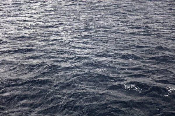 Zbliżenie Powierzchni Ciemnoniebieskie Wody Głębinowe — Zdjęcie stockowe