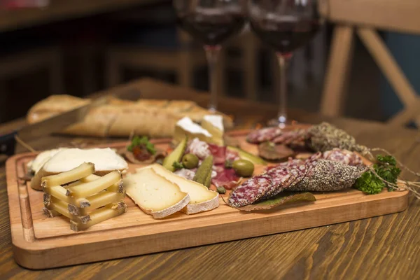 Formaggi Salsicce Vino Rosso Come Antipasto Servito Tavolo Legno — Foto Stock