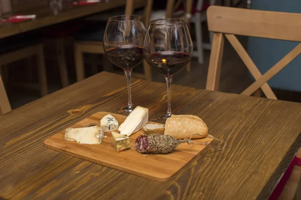 Assiette Vin Rouge Fromage Assorti Avec Saucisse Sur Table Bois — Photo