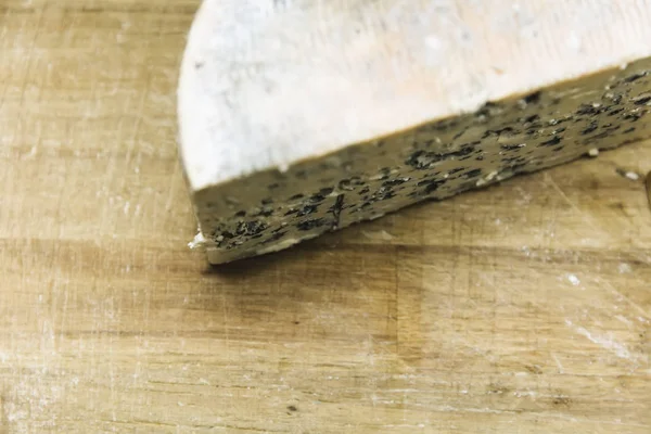 Hafif Mavi Auvergne Fourme Ambert Üzerinden Ahşap Masa Üzerinde Peynir — Stok fotoğraf