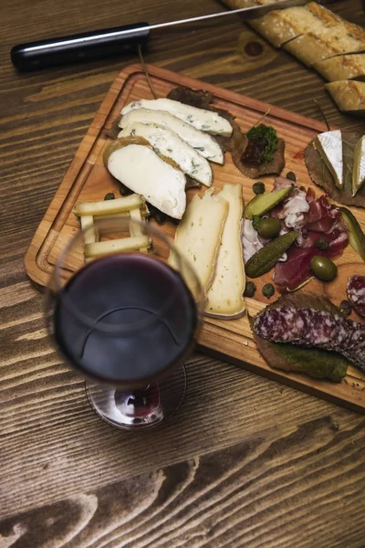 Vue Dessus Fromage Aux Saucisses Vin Rouge Comme Apéritif Servi — Photo