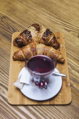 Taze kruvasanlar ve kahvaltıda çay Üstten Görünüm