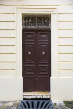 Malta'da binadan geleneksel ön kapı yönü göster