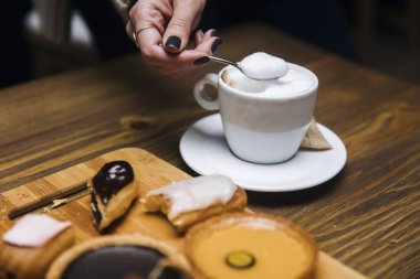 Kahve kapuçino kafede kadın elinde fincan