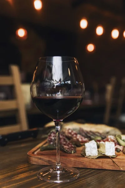 Sery Kiełbaski Czerwone Wino Jako Przekąska Drewnianym Stole Serwowane — Zdjęcie stockowe