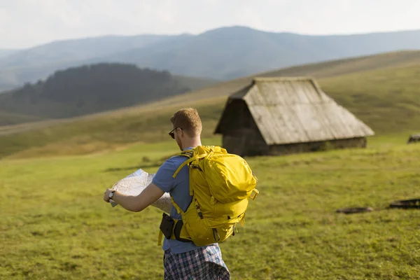 Jeune Homme Roux Randonnée Montagne Tenant Une Carte Jour Été — Photo