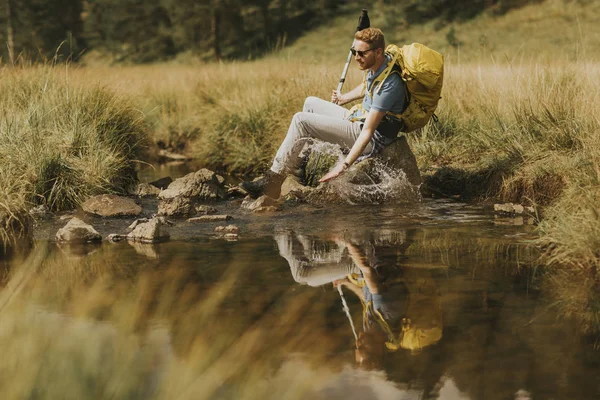 Bonito Jovem Caminhante Sentado Descansando Lado Rio Montanha — Fotografia de Stock