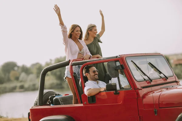 Gruppe Fröhlicher Junger Freunde Die Während Der Sommerferien Cabrio Fluss — Stockfoto