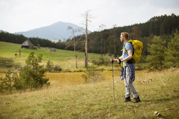 Jeune Randonneur Profite Une Journée Ensoleillée Sur Montagne Marche — Photo