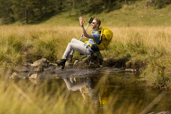 Hermoso Joven Excursionista Sentado Descansando Junto Río Montaña — Foto de Stock