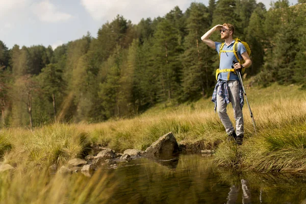 Jeune Homme Traverse Ruisseau Montagne Lors Une Randonnée Par Une — Photo