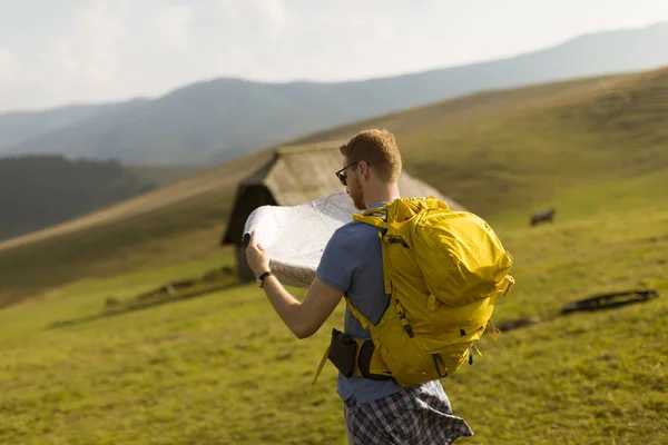 Redhair Młody Człowiek Górskie Wędrówki Przytrzymując Mapie Letni Dzień — Zdjęcie stockowe