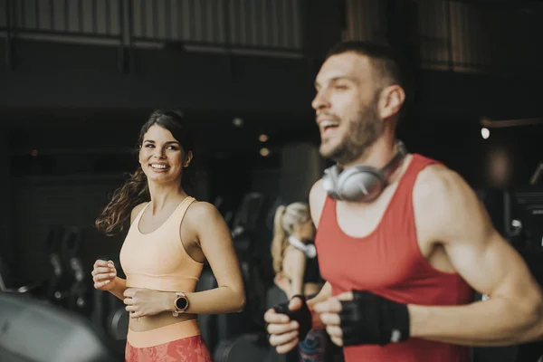 Ungt Par Kör Löpband Moderna Gym — Stockfoto