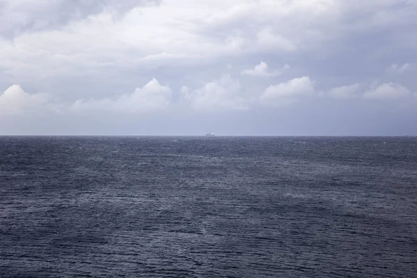 Zbliżenie Powierzchni Ciemnoniebieskie Wody Głębokim Morzu Statkiem Odległym Horyzoncie — Zdjęcie stockowe