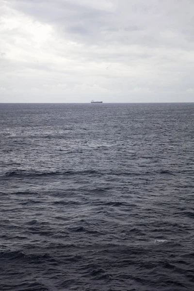 船と深い海で遠い地平線上にダークブルーの水表面のクローズ アップ — ストック写真