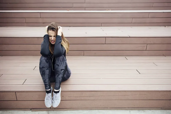 屋外で座っている怒っている悲しい若い女性の肖像画 — ストック写真