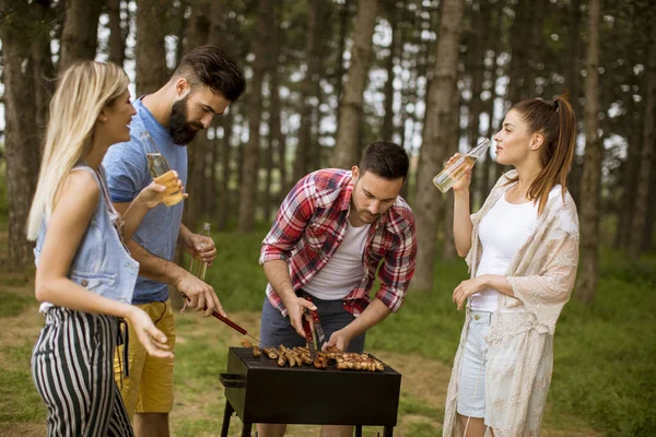 Groupe Jeunes Profitant Une Fête Barbecue Dans Nature — Photo