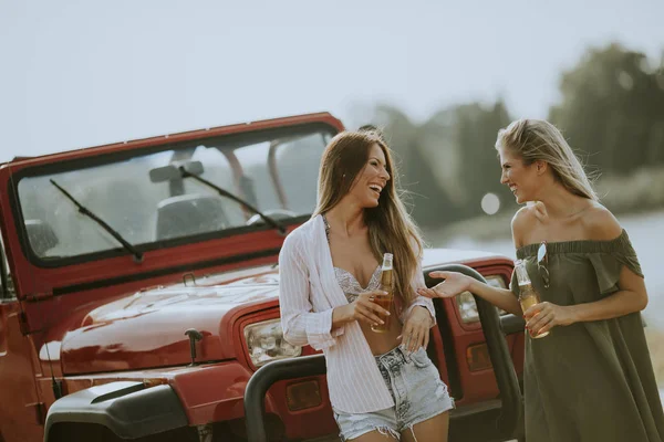 Jovens Mulheres Atraentes Divertindo Por Carro Conversível Dia Verão — Fotografia de Stock