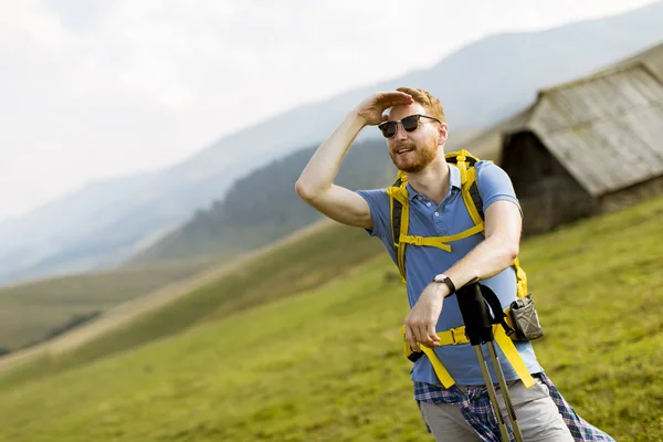幸せな若いハンサムな赤髪の男の田園地帯でハイキングのビュー — ストック写真