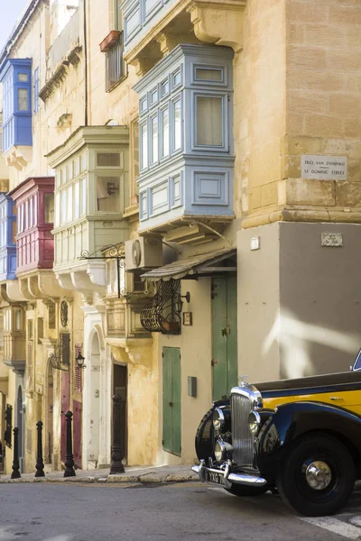 Valletta Malta November 2018 Gamla Stenhus Med Färgglada Fönster Och — Stockfoto