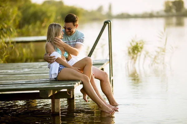 Couple Aimant Assis Sur Jetée Sur Lac Coucher Soleil Été — Photo