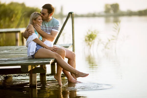 夏天日落时 坐在湖面上码头上的可爱夫妇 — 图库照片