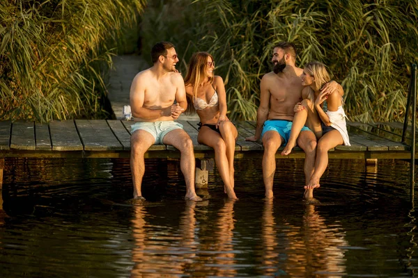 Jóvenes Jóvenes Disfrutando Día Lago — Foto de Stock