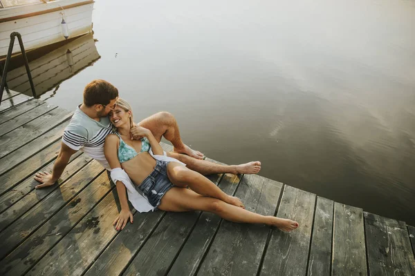 Couple Aimant Assis Sur Jetée Sur Lac Coucher Soleil Été — Photo