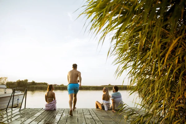 Unga Människor Som Har Kul Sjön Sommar Dag — Stockfoto