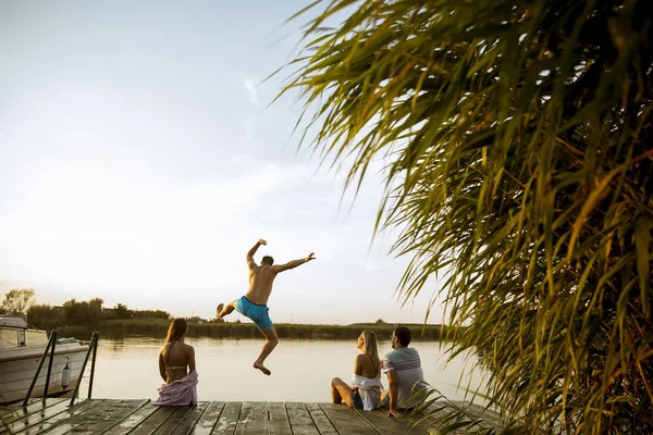 Genç Insanlar Bir Yaz Gününde Gölde Eğleniyor — Stok fotoğraf