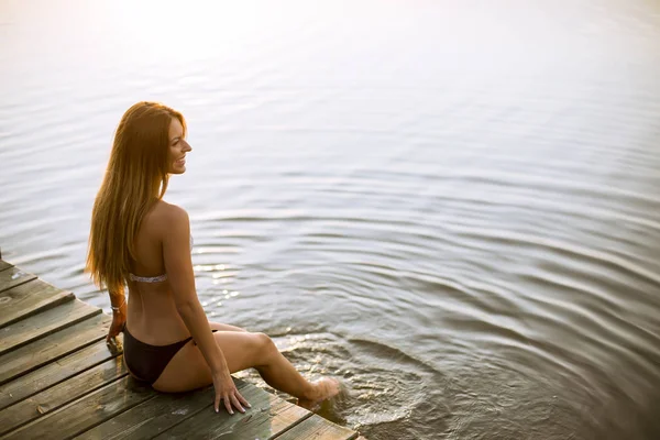 Back View Attraktiv Ung Kvinna Bikini Sitter Pir Vid Sjön — Stockfoto