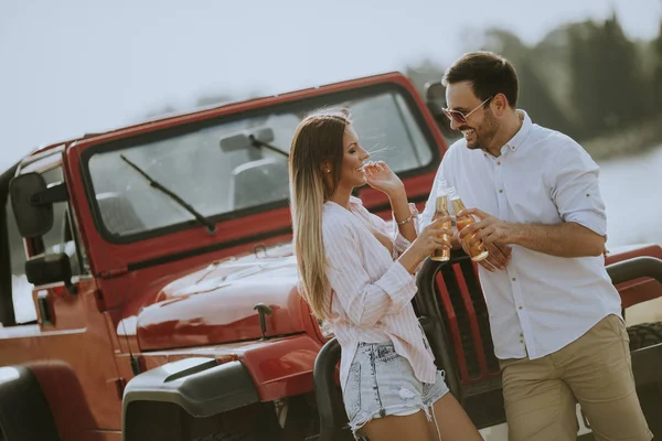 Mladá Žena Muž Baví Venkovní Poblíž Červené Auto Letním Dni — Stock fotografie