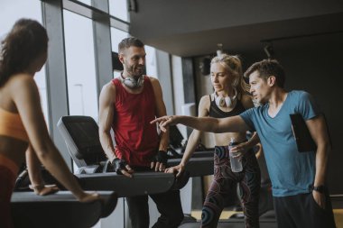 Bir egzersiz sonrası spor salonunda istirahat ederken birlikte konuşma ve gülüyor sporda grup PF genç insanlar