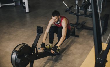 Güç egzersiz makinesi bir spor salonu kulüp ile bir geri egzersiz programı yapan atletik erkek, üstten görünüm