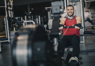 Güç egzersiz makinesi bir spor salonu kulüp ile bir geri egzersiz programı yapan atletik erkek
